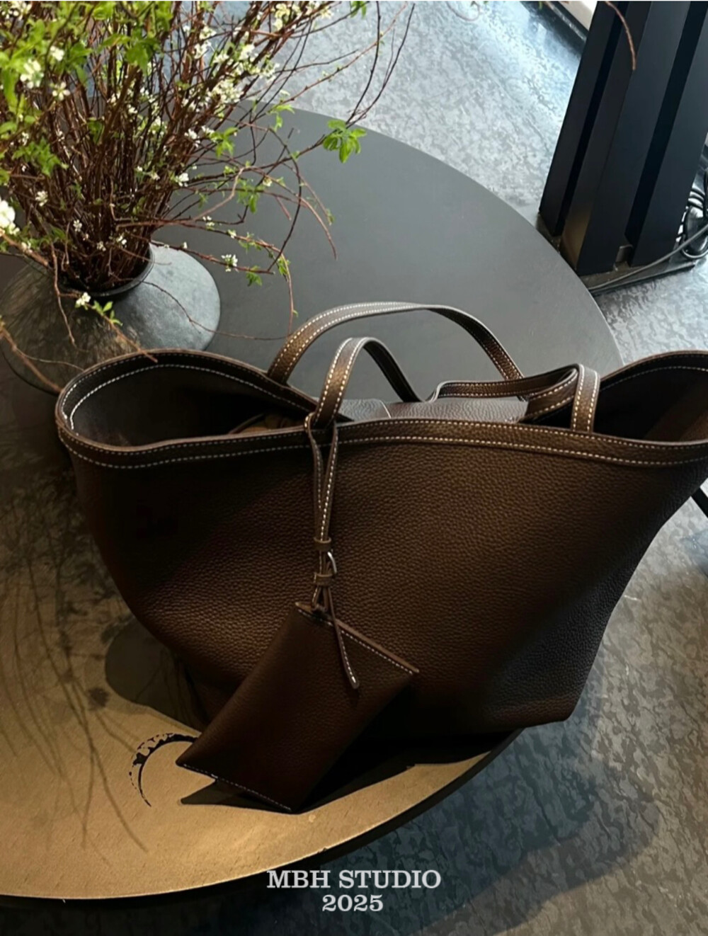 MBH Top Layer Cowhide Tote Bag Large Capacity Commuter Laptop Shoulder Bag with Small Pouch - Image 4